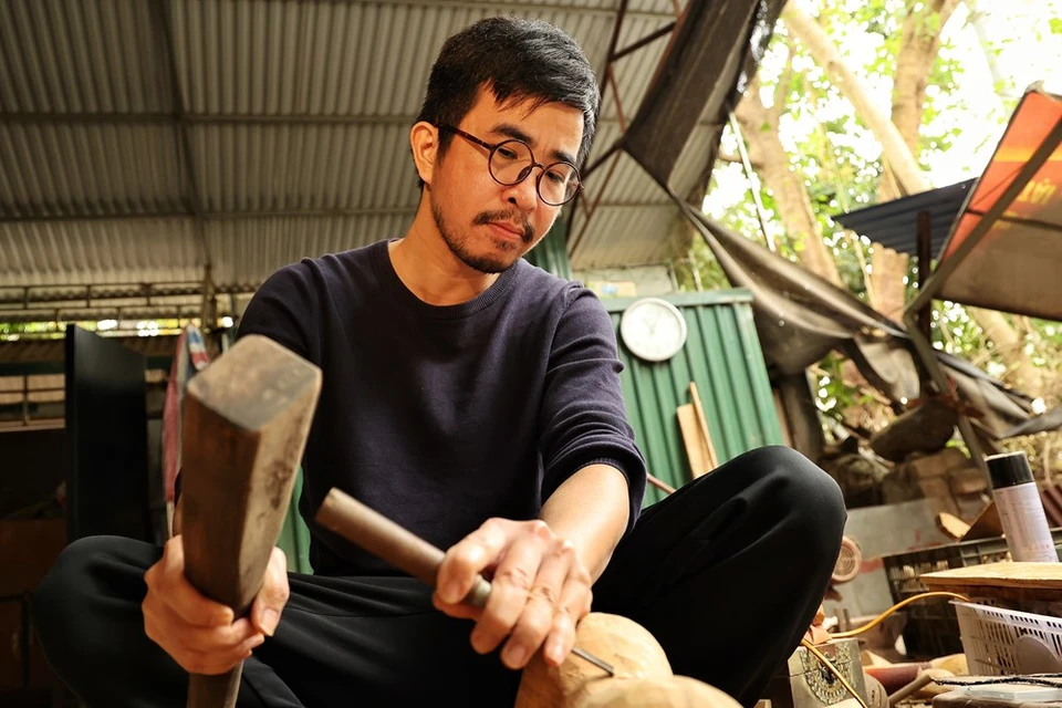 En venant au village ancien de Duong Lâm, dans le chef-lieu de Son Tây à Hanoï, les visiteurs sont toujours agréablement surpris de pouvoir admirer la collection de 1.010 statues de buffles du peintre-artisan Nguyên Tân Phat. La collection de buffles du peintre-artisan Nguyên Tân Phat s’organise selon plusieurs thèmes: le Buffle réel regroupe des buffles ayant l'air très drôles et sympathiques; le Buffle du portique de village est toujours associé à l'image de la campagne vietnamienne; le Buffle dragon envoie de l'espoir dans l'Année du Buffle. La fabrication de statues de buffles part de son grand amour pour cet animal. Photo: VietnamPlus