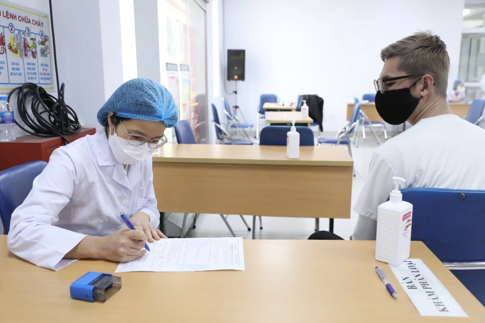 Examen médical avant la vaccination dans l'arrondissement de Hai Ba Trung, Hanoï. Photo: VNA