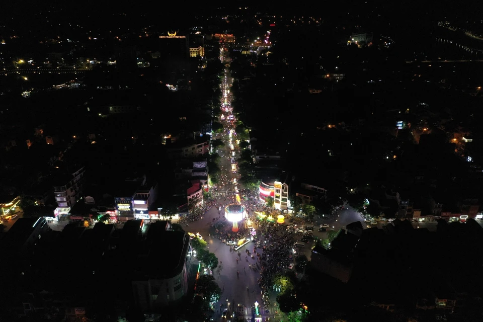 La fête de Tuyen Quang est organisée annuellement dans la ville éponyme à l'occasion de la Fête de la mi-automne. 