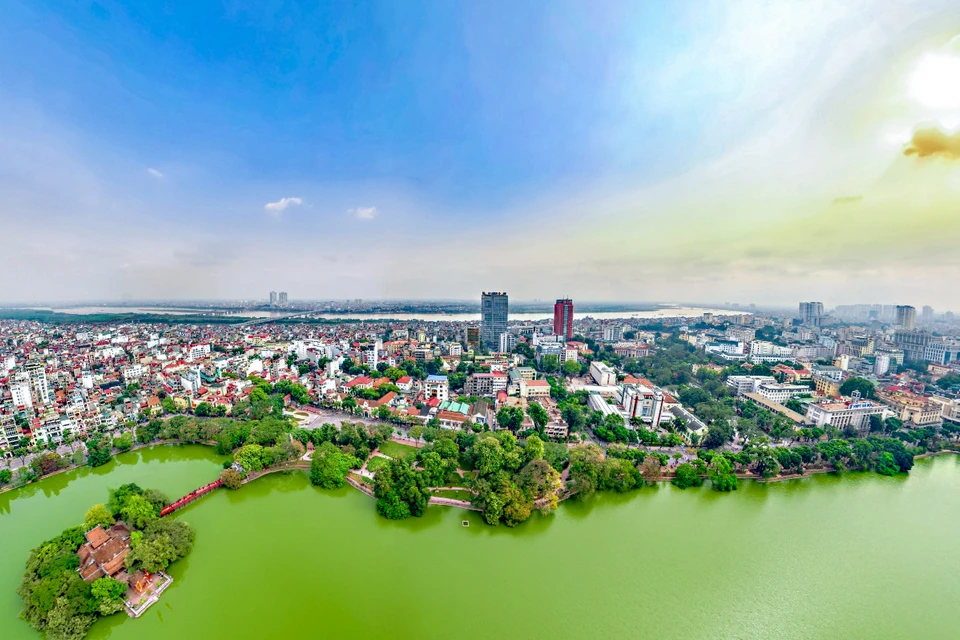 Vue panoramique de la capitale Hanoï du lac Hoan Kiem (Epée restituée) au fleuve Rouge.