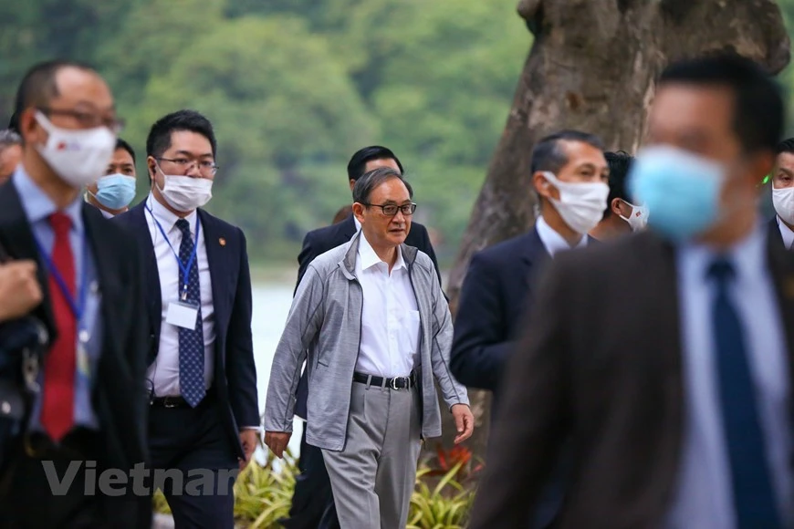 Le Premier ministre japonais Suga Yoshihide se promène autour du lac Hoan Kiem, dans le centre-ville de Hanoï, le 20 octobre au matin, avec ses envoyés. Les habitants locaux sont étonnés de voir le chef du Cabinet japonais faire du jogging dans le centre-ville de Hanoï. Le Premier ministre japonais Suga Yoshihide effectue une visite officielle au Vietnam du 18 au 20 octobre à l'invitation de son homologue vietnamien Nguyen Xuan Phuc. Il s’agit du premier voyage à l’étranger du Premier ministre Suga Yoshihide depuis qu’il a pris ses fonctions le mois dernier et de la deuxième fois consécutive qu’un Premier ministre japonais a choisi le Vietnam comme première destination à l’étranger après son entrée en fonction. Photo : Vietnamplus