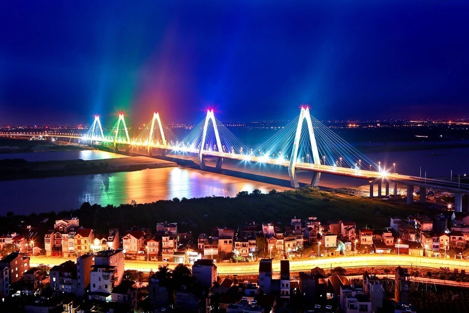 Le pont Nhat Tan sur le fleuve Rouge est un pont à haubans, représentant un investissement total de plus de 13.600 milliards de dôngs. Il a été inauguré le 4 janvier 2015. Photo: VNA