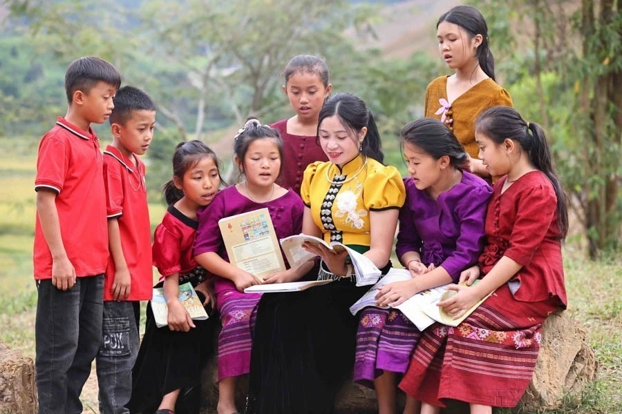 Quang Thi Xuan, d'ethnie Thai, est la directrice adjointe de l'école primaire de Muong Lan, avec plus de 90% d'élèves d'ethnie Mong. L'école est située dans une zone particulièrement défavorisée du district frontalier de Sop Cop, province de Son La. Quang Thi Xuan s'investit pleinement dans l'éducation des enfants, démontrant un engagement professionnel exemplaire. Photo : VNA