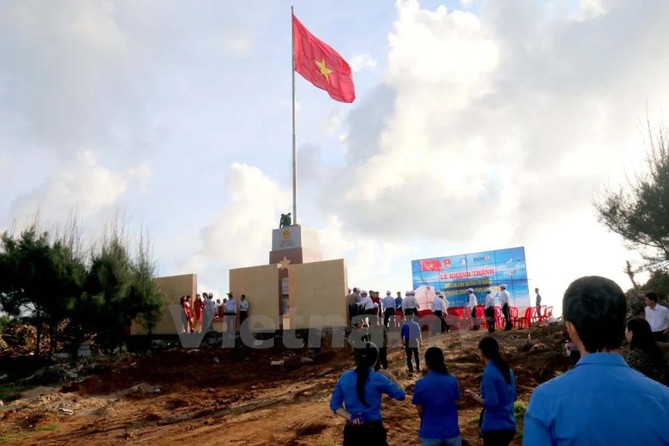 Le drapeau national sur l'île de Phu Quy (Photo : Nguyen Thanh/VNA) 