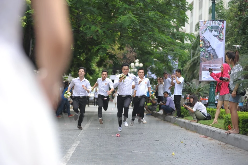 50 couples ont participé à un mariage collectif et à une course absolument renversante à Hanoi. Photo : Minh Son/VNA