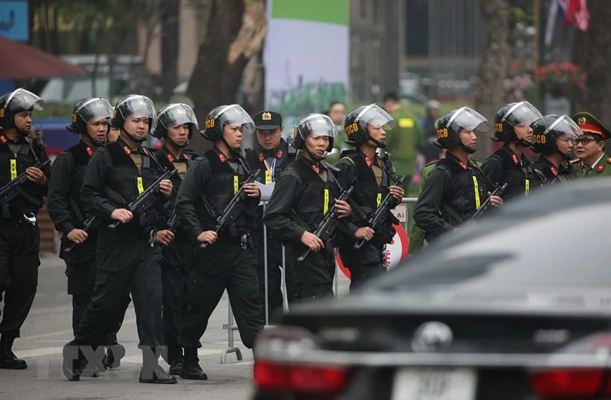 La force de sécurité en dehors de l'hôtel Melia Hanoi. Photo : VNA