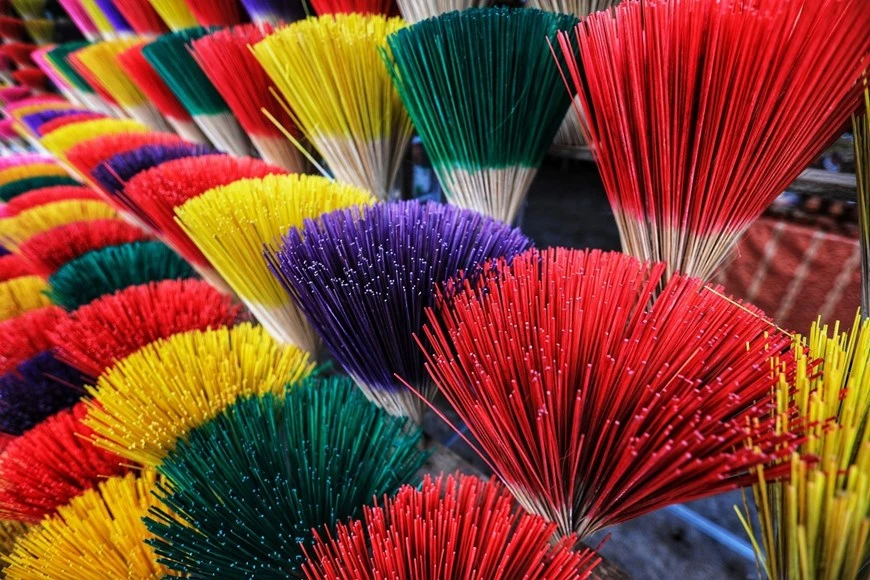 Dans chaque famille au village de Thuy Xuân, des bouquets de bâtonnets d’encens multicolores sont partout et très odorants. Photo : VNA