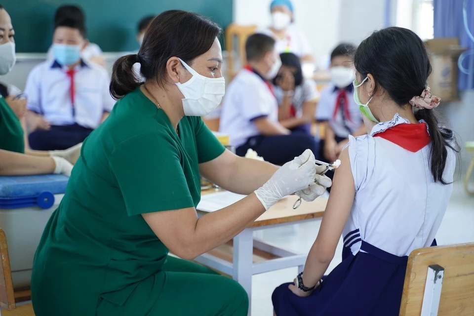 Vaccination contre le COVID-19 pour les enfants de 5 à moins de 12 ans dans la province de Binh Thuan (Centre). Photo : VNA