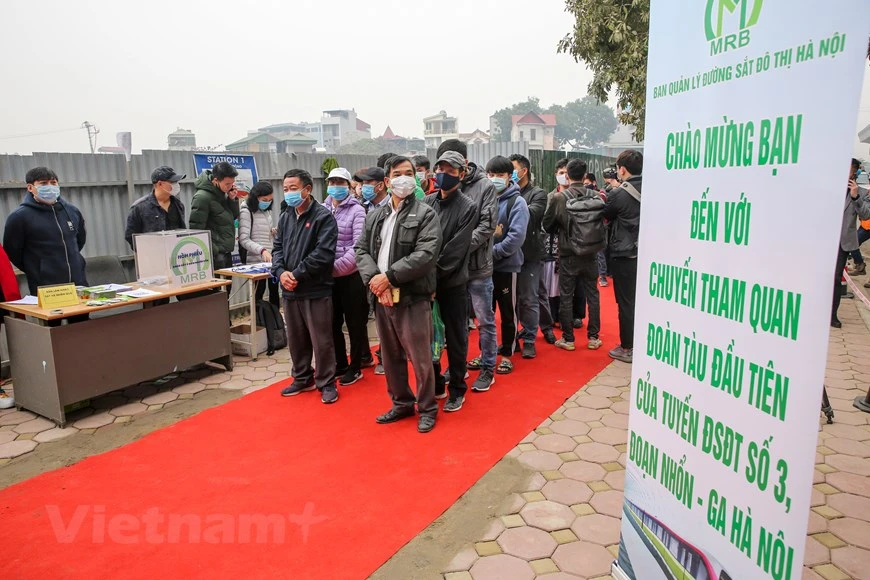 Le Comité de gestion des chemins de fer urbain de Hanoï (MRB) a permis le 23 janvier aux gens de visiter la gare S1 et un train du tronçon Nhôn (en banlieu de Hanoi) – gare de Hanoi. Cette activité vise également à célébrer le 13e Congrès national du Parti communiste du Vietnam qui s’ouvrira le 26 janvier à Hanoi. Le tronçon Nhôn - gare de Hanoï relevant du projet de ligne ferroviaire urbaine N°3 représente un investissement total de 1.176 millions d'euros financés sous forme d'aide publique au développement (APD) du gouvernement français, de l'Agence française de développement (AFD), de la Banque asiatique de développement (BAD), de la Banque européenne d'investissement (EIB) et du fonds de contrepartie du Vietnam. Photo : VietnamPlus