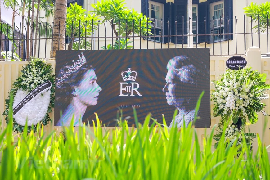 L'ambassade du Royaume-Uni à Hanoï et le consulat général du Royaume-Uni à Hô Chi Minh-Ville ont annoncé l'ouverture d'un registre de deuil à la mémoire de la reine Elizabeth II, décédée le 8 septembre 2022 à l'âge de 96 ans. Le registre de deuil est ouvert au siège de l'ambassade britannique au 4ème étage du bâtiment au 31 rue Hai Ba Trung, district de Hoan Kiêm à Hanoï et au siège du consulat général britannique au 25 rue Le Duan, premier arrondissement, à Hô Chi Minh-Ville, de 9h à 16h du 9 septembre et de 9h à 18h du 12 au 16 septembre. Le prince Charles, 73 ans, succède à la reine Elizabeth II et devient le chef de l'État de 14 autres pays du Commonwealth. Photo : VietnamPlus