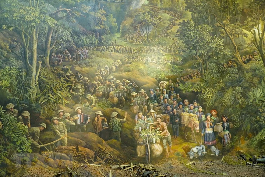 Cette peinture à l'huile majestueuse fait 42 m de diamètre et 3.225 m² ! Au Vietnam, il s’agit du premier tableau panoramique d’une bataille militaire. Les artistes ont recréé plus de 4.500 personnages en combinaison avec des motifs en relief. Tous les détails sont liés et connectés afin de créer un impressionnant tableau panoramique de la bataille. Photo : VNA