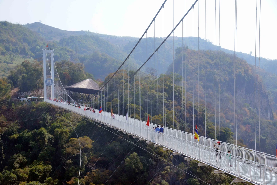 Môc Châu Island, avec le pont en verre de Bach Long, reconnu par le Guinness World Records comme le plus long pont en verre au monde, accueille des visiteurs depuis plus d’un an. Très vite, ce pont est devenu l’attraction numéro un pour les touristes de passage. Photo: VNA