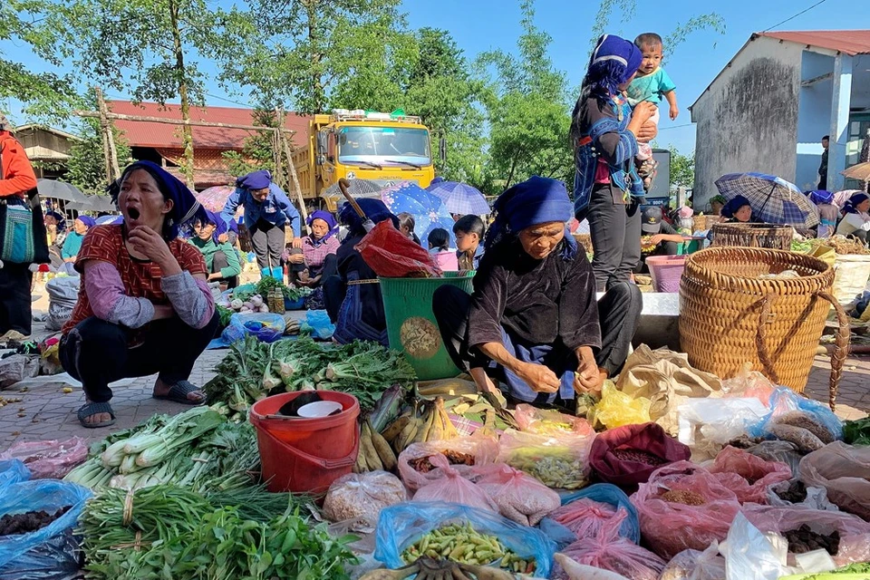 Le marché d'Y Ty, situé dans la commune éponyme du district de Bat Xat, province septentrionale de Lao Cai, fait preuve d'originalité, car vendeurs et acheteurs communiquent dans différentes langues et ne se comprennent presque pas. Ainsi, les transactions se déroulent souvent avec des signes, des sourires et des poignées de mains quand la vente est conclue. Ce marché a lieu tous les samedis. Là se rassemblent des montagnards des ethnies minoritaires Hà Nhi, Dao rouge, Ray et H'mông, qui sont venus des villages alentours. Ce marché commence au petit matin, lorsque les montagnes et forêts sont encore noyées dans la brume. Photo: VietnamPlus