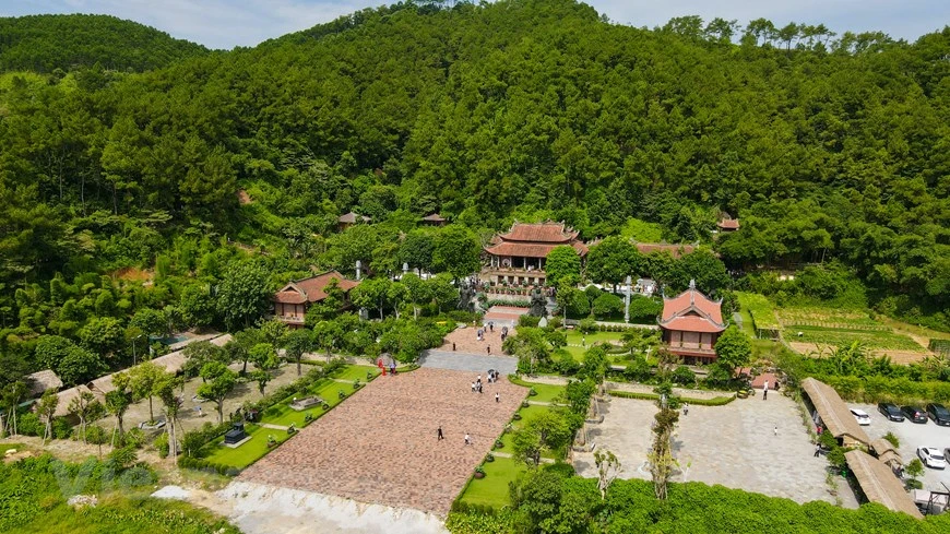 La pagode Dia Tang Phi Lai, à 70 km de Hanoï, attire un grand nombre de visiteurs qui viennent pour profiter du paysage ainsi que trouver des moments de paix. Photo : Vietnam+ 