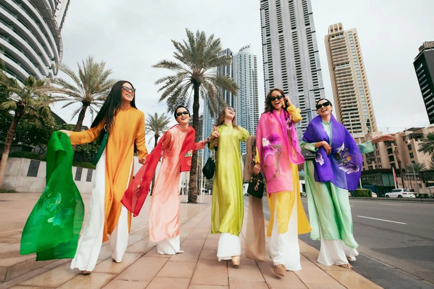 A l’occasion de la “Vietnam National Day” (Journée nationale du Vietnam) à l'Exposition universelle de Dubaï (Expo 2020 Dubaï), les Miss vietnamiennes représentant le Vietnam à des concours Miss Univers ont pris des photos dans les rues de Dubaï. Photo : Vietnam+