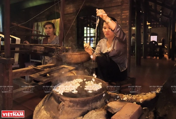 Les habitants de Quang Nam perpétuent depuis près de 5 siècles les techniques d’élevage du ver à soie. Photo: VNP