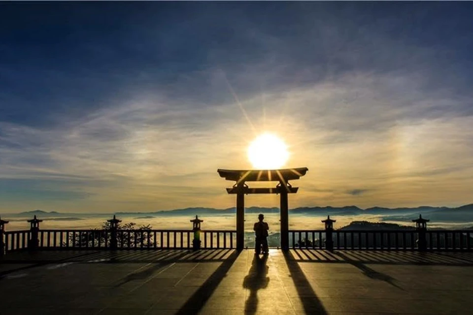 La porte de la pagode Linh Quy Phap An. Photo: Vietnamplus Hanoi (Vnplus) - Des endroits comme le pont d'or à Da Nang, la pagode Linh Quy Phap Ân à Lâm Dông, la grotte de la Danse et la colline de l'ananas à Ninh Binh, la pagode Tam Chuc à Ha Nam ... sont vraiment des destinations attrayantes pour les jours fériés de la libération du Sud et de la réunification nationale (30 avril) et la Fête du travail (1er mai).