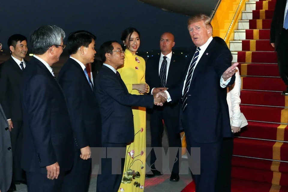 La cérémonie d'accueil du président Donald Trump à l'aéroport international de Noi Bai (Hanoï). 