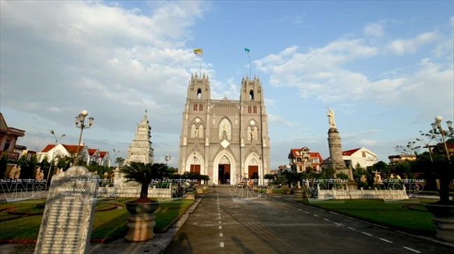 La basilique mineure de Phu Nhai.