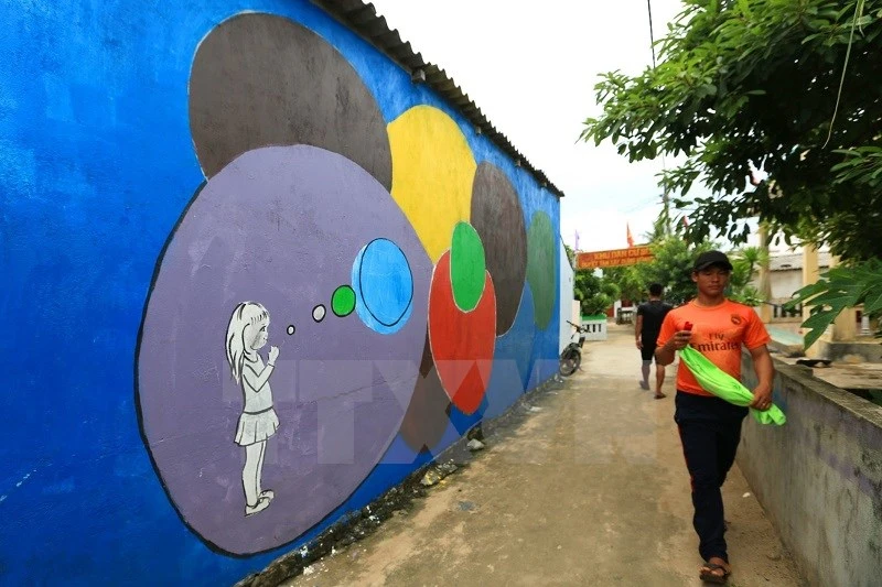 Ces dessins muraux sont réalisés par un groupe de jeunes artistes de Hanoi et de Ho Chi Minh-Ville qui sont volontaire de l'Union mondiale pour la nature (IUCN)