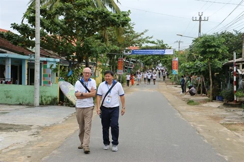 Les jeunes du Forum des Voix du futur longent la rue menant au village Bich Hoa dans la commune de Tam Thanh, ville de Tam Ky. Ce village est embelli par des dessins muraux à la fois simples et charmants, dont beaucoup ont été réalisés par les peintres coréens.