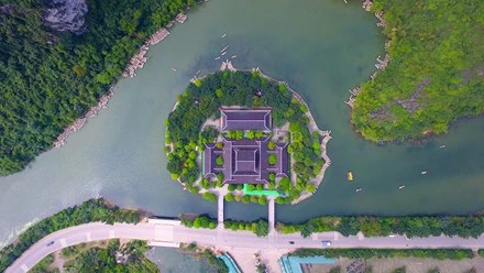 Le 23 juin 2014, à Doha, le Comité du patrimoine mondial a reconnu le complexe paysager de Trang An comme le premier patrimoine mondial mixte du Vietnam, "mixte" car répondant à deux éléments : culture et nature. 