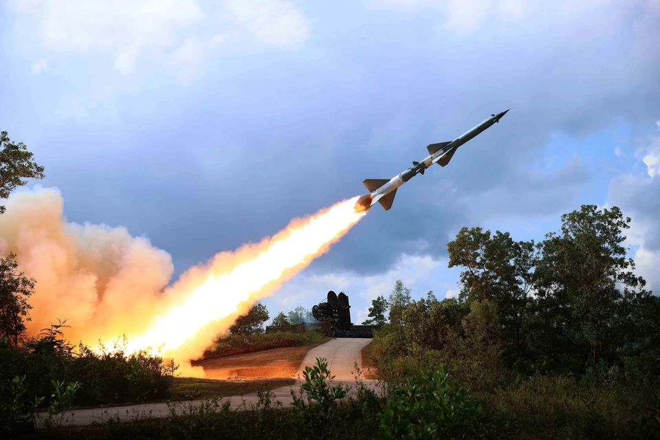 Des missiles S-75M3 de la 363e division de défense aérienne lors d'un exercice de tir réel en 2024.