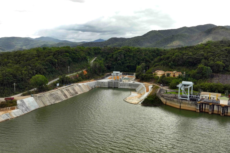 La prise d'eau du réservoir constitue un élément fondamental dans le processus de production d'électricité de la centrale hydroélectrique d'Ialy et de son extension. C'est à cet endroit précis que l'eau stockée dans le réservoir est captée pour être ensuite acheminée vers les turbines, où elle sera transformée en énergie électrique.