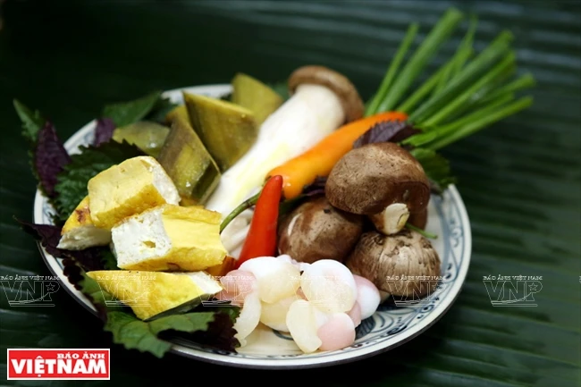 Les ingrédients comprennent tofus rôtis, bananes vertes, champignons, pérille….