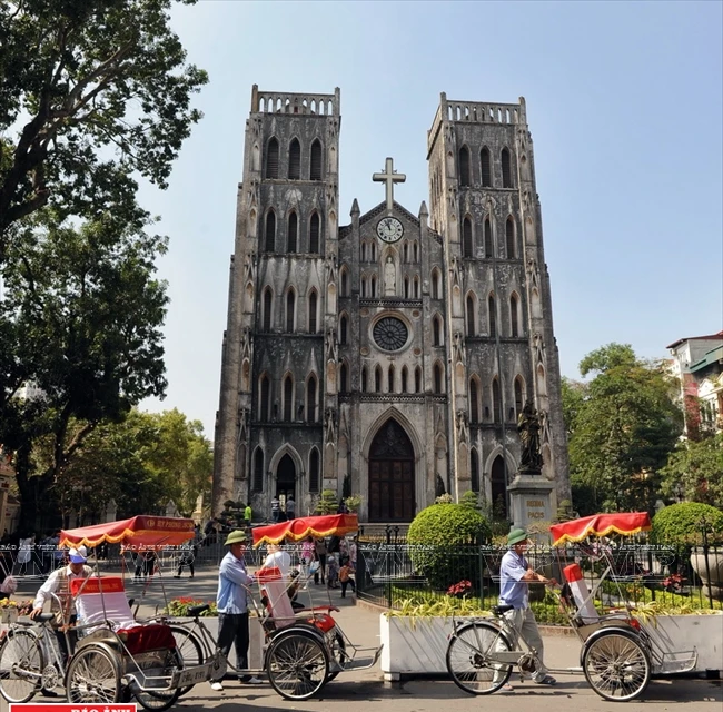 La cathédrale est aussi connue comme l’un des bâtiments les plus anciens de la capitale. Sa construction débuta en 1886 par les Français sous l'épiscopat de Mgr Paul-François Puginier (1835-1892). Elle fut inaugurée juste au Noël 1887. C'est l'église-mère de l’archidiocèse de Hanoi. 