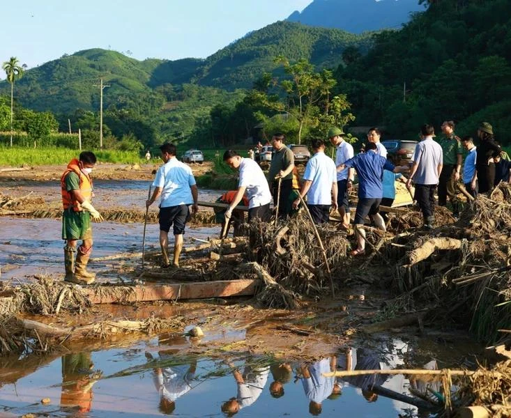 Dans l’après-midi du 12 septembre, le Premier ministre Pham Minh Chinh s’est rendu dans le hameau de Làng Nu, commune de Phuc Khanh, district de Bao Yên, province de Lào Cai, pour superviser et diriger les opérations de recherche, de sauvetage et de récupération suite à un récent glissement de terrain. Photo : VNA