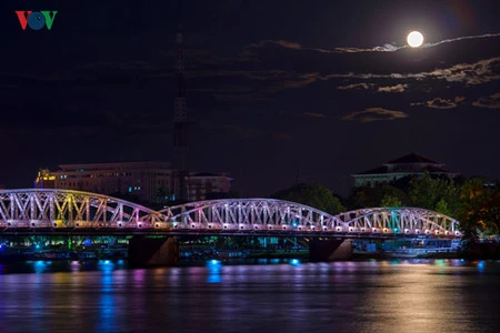 Le pont Truong Tien, le plus beau de Hue.