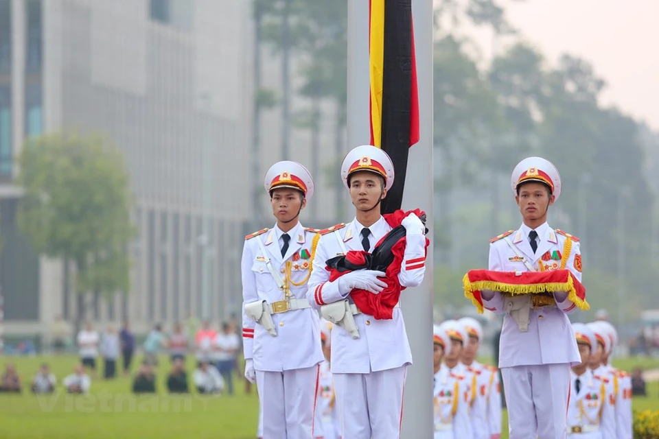 A partir de 06h00 du 6 octobre, le drapeau rouge frappé d’une étoile d’or sur la place Ba Dinh, au cœur de Hanoi, a été abaissé en hommage à l’ancien secrétaire général du Parti communiste du Vietnam (PCV) Dô Muoi. Photo: VNA