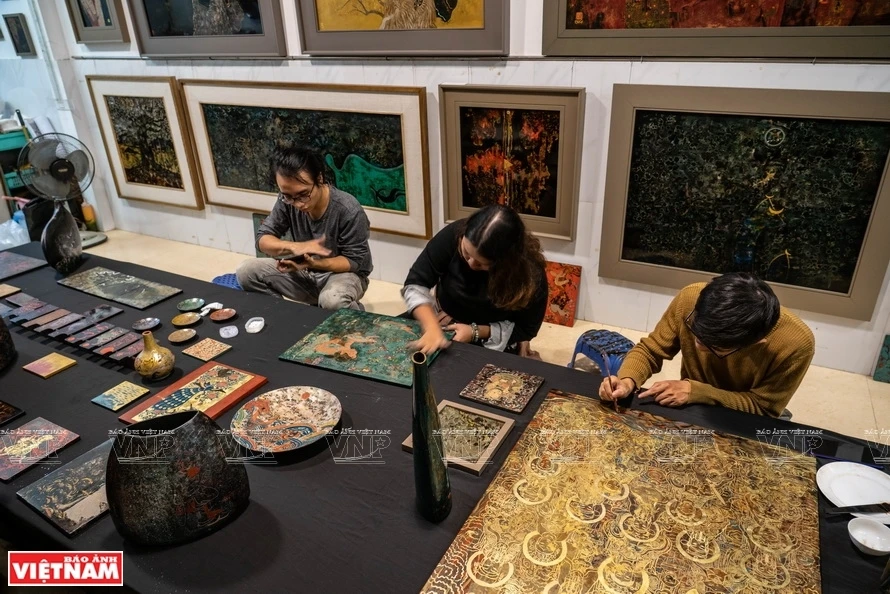 Le projet "De la tradition à la tradition" est un effort pour écrire des valeurs de la ligne de peintures folkloriques de Hang Trong à Hanoï en utilisant d’autres matériaux traditionnels de la peinture vietnamienne que sont la laque et la soie. Photo: Vietnam Illustré