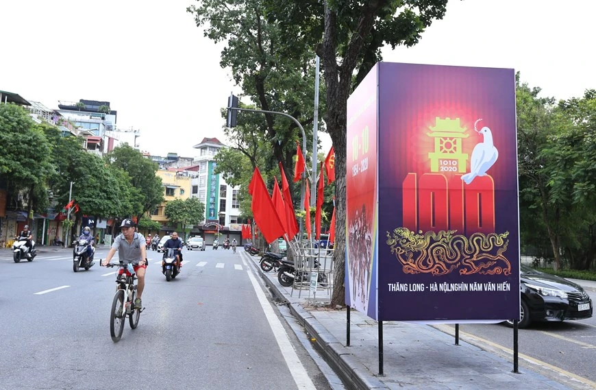 Une grande affiche célébrant les 1010 ans de Thang Long-Hanoï, de 1010 à 2020, est soigneusement placée dans la rue Dinh Tien Hoang. Photo: VNA