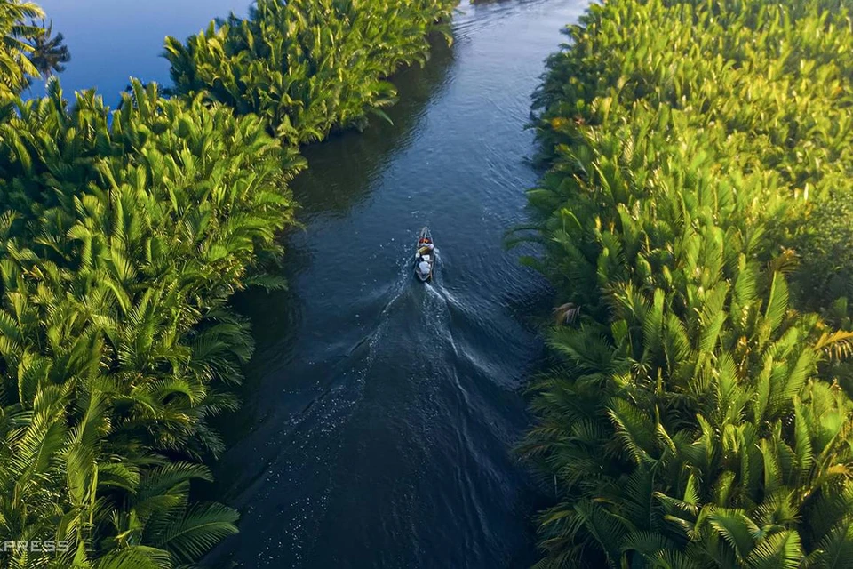 La rivière King Giang, longue de plus de 7 km, traverse les communes de Tinh Khue, Tinh Hoa et Tinh Ky (ville de Quang Ngai), reliant l’estuaire de Co Luy. Au début de la rivière dans la commune de Tinh Khe, se trouve une forêt de cocotiers d’eau formée il y a des centaines d’années.