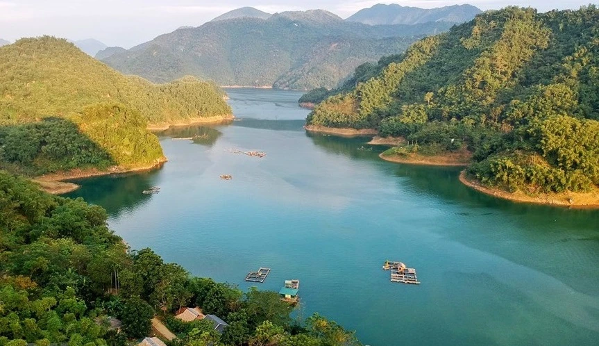 Surnommé "Baie d'Ha Long sur terre" avec des villages paisibles le long de ses rives, le lac Hoa Binh est actuellement une destination touristique attrayante. Photo: Vietnamplus