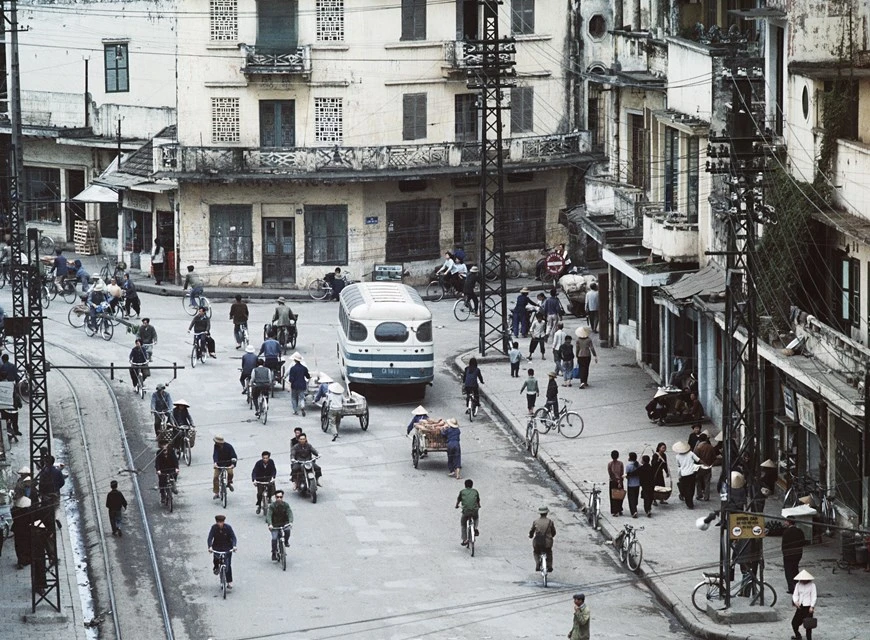 Quelque 130 clichés de l’Allemand Thomas Billhardt sont présentés à une exposition sur Hanoï jusqu’au 15 novembre. Il s’agit de photos en noir et blanc et en couleur prises au cours de six voyages au Vietnam entre 1967 et 1975. Parmi les œuvres sur Hanoï, on voit la joie d’accueillir un nouveau-né en temps de guerre, un vélo sous la pluie, un cours de dessin en plein air, des visages d’enfants heureux, des abris anti-bombes dans la rue, des enfants jouant, le tramway hanoïen… L’exposition apporte aux visiteurs un Hanoï authentique, simple et émouvant à travers la vie quotidienne de sa population, en pleine période de guerre. Photo: Vietnamplus