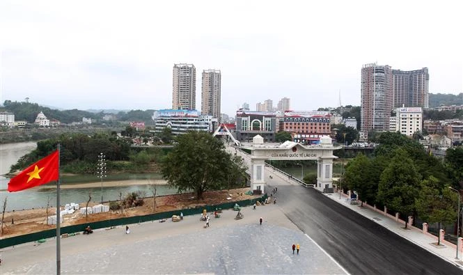 Durant la défense de la frontière septentrionale en 1979, le chef-lieu de Lao Cai et la province de Hoang Lien Son, actuellement la ville de Lao Cai, province du même nom, avaient été gravement endommagés. Après 40 ans, Lao Cai devient l’une des villes les plus modernes de la région du Nord-Est avec une physionomie moderne. 