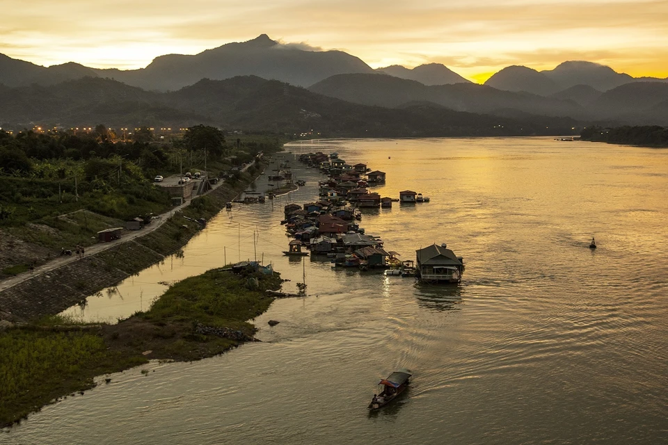 Scène poétique et paisible du village de pêcheurs au coucher du soleil. Photo: VNA