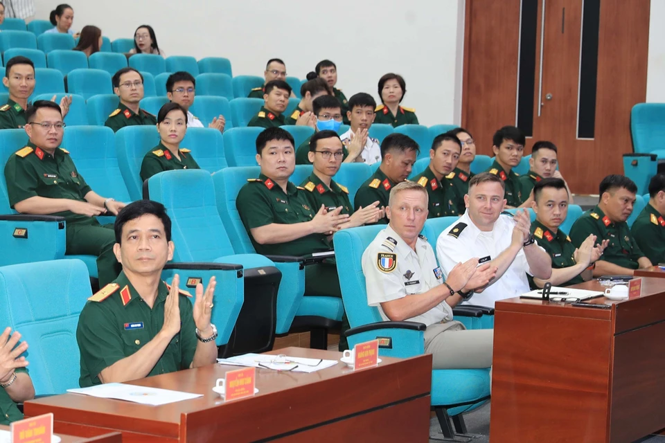 Le général de brigade Hoang Kim Phung (1er de gauche), chef du Département des opérations du maintien de la paix du Vietnam et des experts européens lors de la cérémonie d'ouverture du cours. Photo: VNA.