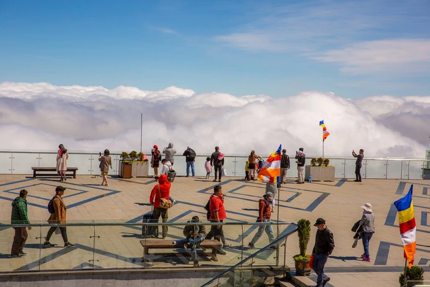 Perchée à 1.600m d’altitude, le bourg de Sa Pa de la province septentrionale de Lao Cai attire les touristes toute l’année, notamment en hiver où le bourg s’habille d’une brume mystérieuse. Pour y faire la chasse aux nuages, le mont de Fansipan est sans aucun doute le spot idéal. Culminant à 3.143m, le mont de Fansipan, appartenant à la chaîne de montagnes de Hoang Lien Son, est surnommée «le toit de l’Indochine». La chaîne a été classée fin 2018 par le magazine américain National Geographic 7e parmi "les 28 destinations les plus attractives au monde en 2018". De cette cime, contempler la mer de nuages est une expérience unique. Photo: Vietnamplus