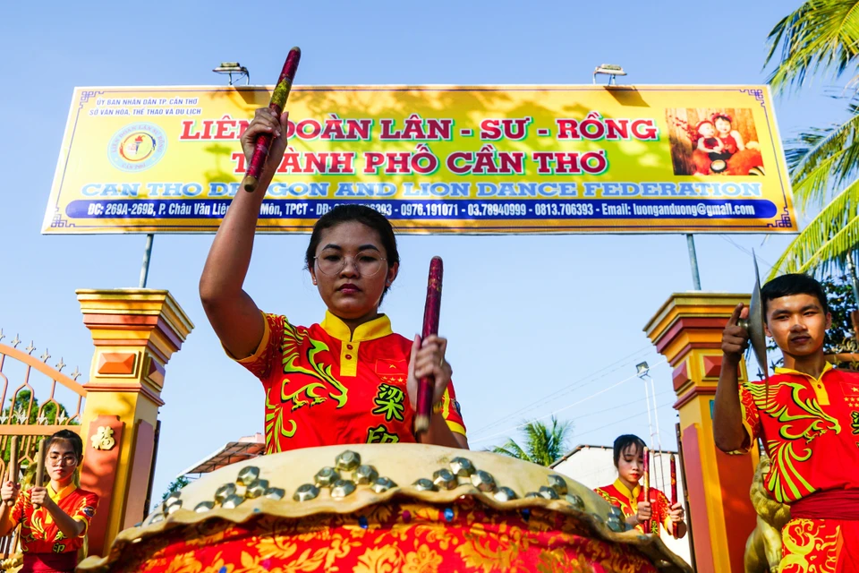 Fondée en 2008 dans le district d'O Mon, ville de Can Tho (delta du Mékong), la troupe de danse du lion et du dragon Tu Anh Duong était alors la seule au Vietnam à avoir des membres féminins. Photo: VNA