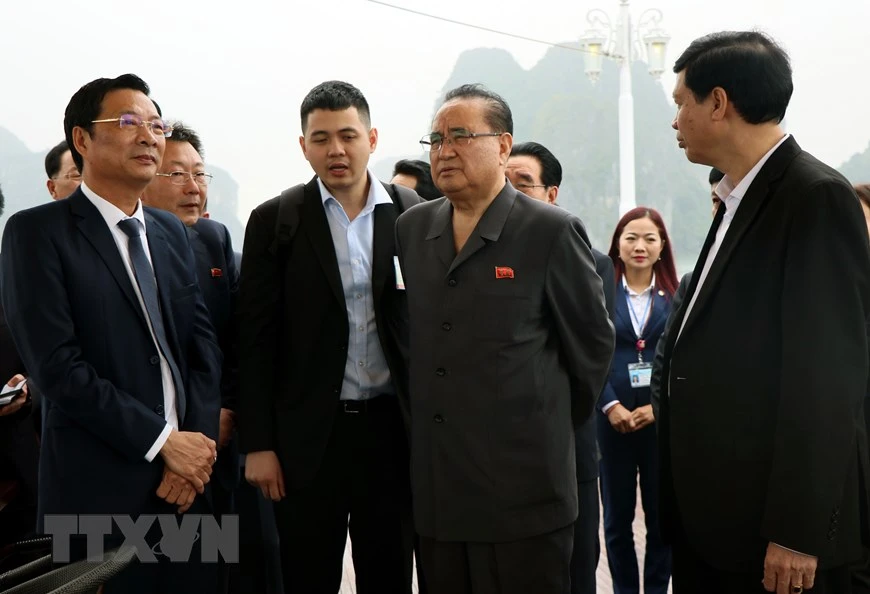 Une délégation de la RPDC, conduite par Ri Su Yong, vice-président du Comité central et chef du Commission des Affaires internationales du Parti des travailleurs de Corée (2e de droite), a visité le 27 février la Baie d'Ha Long, patrimoine naturel mondial de l'UNESCO, dans la province de Quang Ninh (Nord).