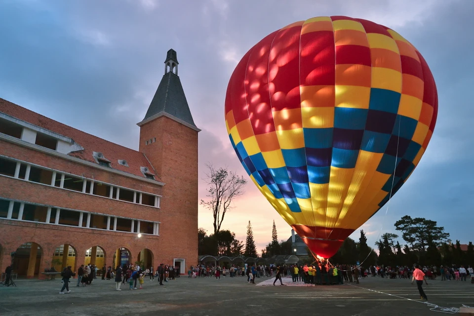 Un programme de baptêmes de l'air en montgolfière a été organisé par la SARL Ballooning Media avec l’aide de la section municipale de l’Union de le jeunesse communiste Ho Chi Minh. Photo: VNA