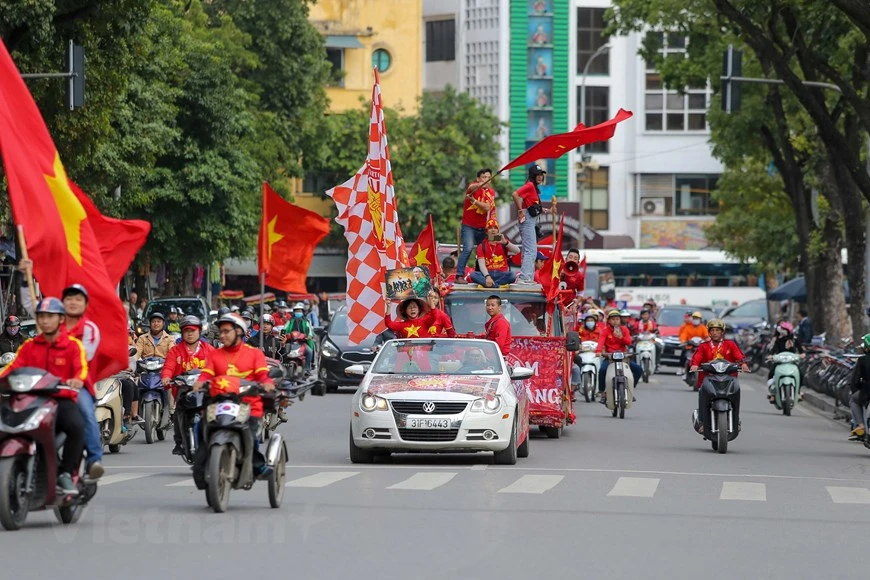 Dans l'après-midi du 19 novembre, avant le match de football opposant le Vietnam et la Thaïlande, l'Association des supporters de football vietnamiens (VFS) a défilé dans de nombreuses rues de Hanoï pour encourager l'équipe vietnamienne. Photo: Vietnam+