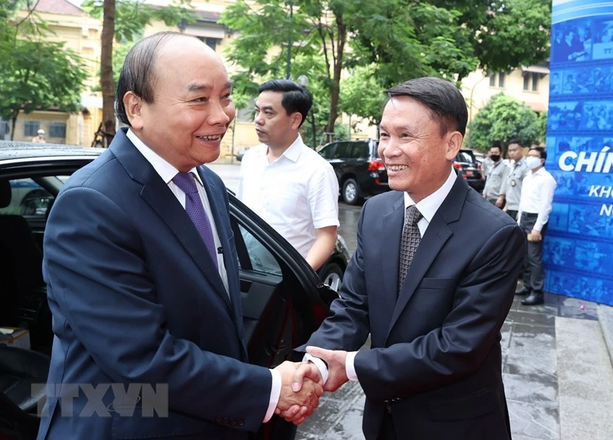  Nguyen Duc Loi, membre du Comité central du Parti communiste du Vietnam et directeur général de l'Agence vietnamienne d’information (VNA) (droite), accueille le Premier ministre Nguyen Xuan Phuc avant la cérémonie de célébration du 75e anniversaire de la fondation de la VNA.