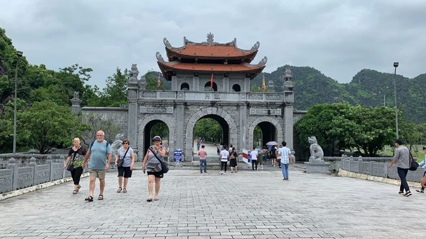 Le complexe touristique de l’ancienne capitale Hoa Lu, province de Ninh Binh (Nord) attire chaque année des millions de visiteurs vietnamiens et étrangers. Photo: Vietnam +