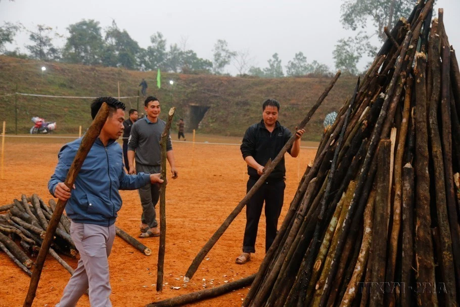 Préparation du bois pour le rituel de la danse du feu des Pa Then du district de Lam Binh, province de Tuyen Quang. 