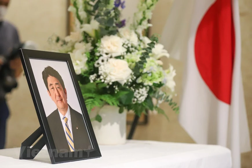 L'ancien Premier ministre japonais Abe Shinzo est décédé vendredi après-midi, 9 juillet, à l'hôpital de l'Université de médecine de Nara dans la préfecture de Nara (dans l'ouest du Japon), quelques heures après avoir été blessé par balles en plein meeting électoral, un attentat qui a suscité une vive émotion au Japon et à l'étranger. Cet événement a choqué non seulement les habitants du "pays du Soleil levant", mais aussi le monde entier, dont le Vietnam. L'ancien Premier ministre Abe Shinzo, à la longévité la plus importante de l'histoire du Japon, avait noué une relation très particulière avec le Vietnam. Pour le peuple vietnamien, Abe Shinzo a toujours été un ami proche qui a œuvré sans cesse au rapprochement des deux pays. 